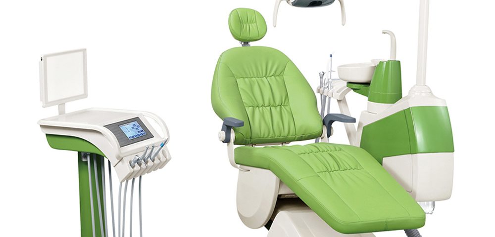 نمایی کلی از صندلی بیمار و سایر اجزای یونیت دندانپزشکی